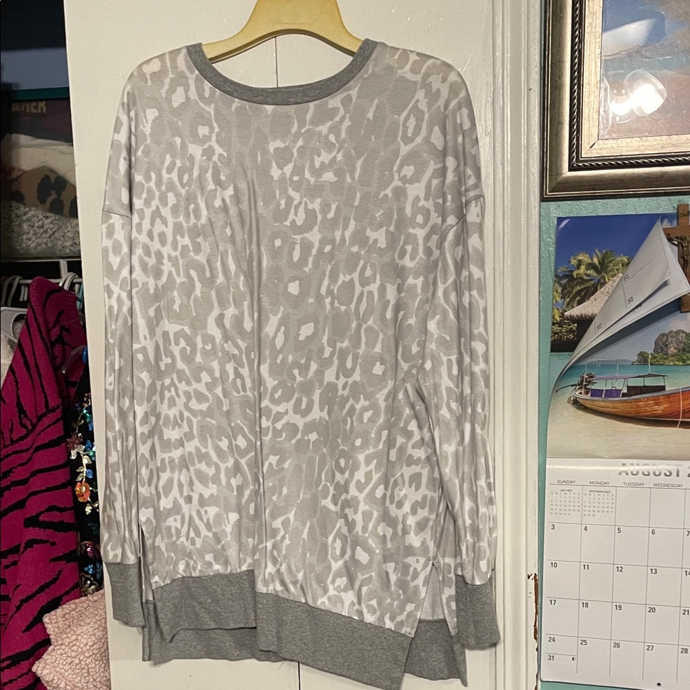 Chic Gray Leopard Print Sweater